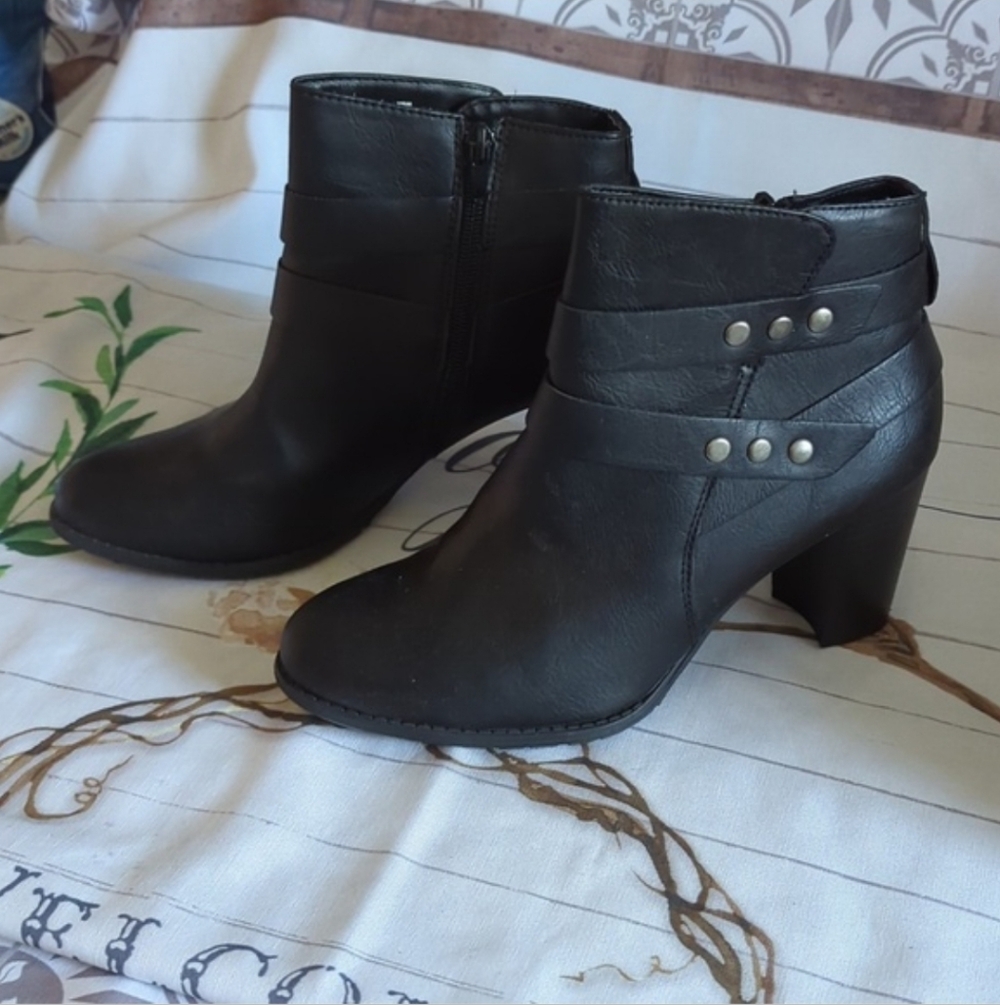Jaclyn Smith Alicia Black Ankle Boots  Size 8M  NWOT